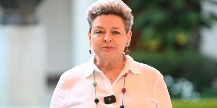 Doctora Lucrecia Peinado habla sobre la iniciativa Jóvenes con Propósito. /Foto: Lucrecia Peinado.