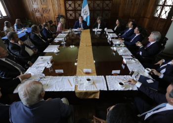 Presidente Arévalo con la ministra de Economía e inversionistas. / Foto: Dickéns Zamora y Daniel Hernández.