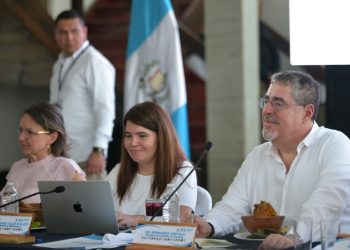 El presidente Arévalo expresó su optimismo sobre el futuro de Alta Verapaz, resaltando el potencial de la región y la determinación compartida de convertir los desafíos en oportunidades de crecimiento. / Foto: Alejandro Garcia.