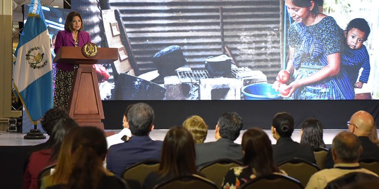 Vicepresidenta Karin Herrera exhorta a promover una alimentación más saludable