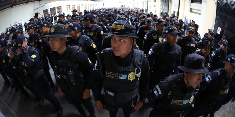 Más de 600 agentes de la PNC y del Sistema Penitenciario participan en la mega requisa que se lleva a cabo en la cárcel Fraijanes II.