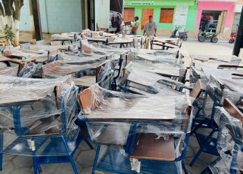 Estudiantes de centros educativos oficiales de El Progreso beneficiados nuevos escritorios