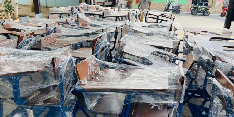 Estudiantes de centros educativos oficiales de El Progreso beneficiados nuevos escritorios