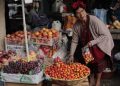 Doña Andrea Sánchez ofrece frescos jocotes, uvas y manzanas en el mercado de Colotenango. /Foto: Noé Pérez