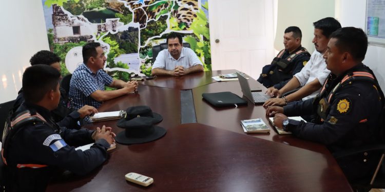 Reunión de trabajo para prevenir accidentes de transito en los municipios de Petén