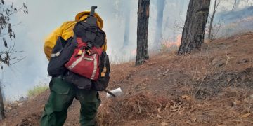 Bomberos forestales apoyan en la supresión de incendio en aldea Zapote, San Pedro Pinula, Jalapa