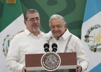 Los presidentes de México Andrés Manuel López Obrador y de Guatemala, Bernardo Arévalo, se dan un abrazo antes de reunión en Tapachula, en la frontera entre ambos países.