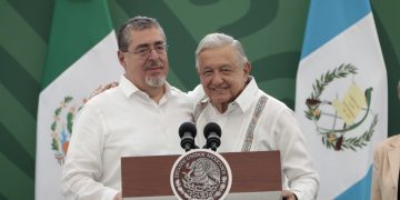 Los presidentes de México Andrés Manuel López Obrador y de Guatemala, Bernardo Arévalo, se dan un abrazo antes de reunión en Tapachula, en la frontera entre ambos países.