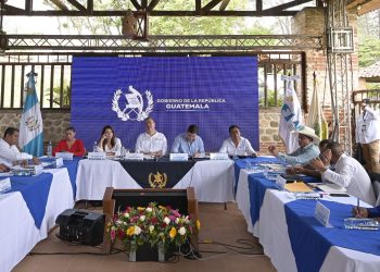 Presidente Bernardo Arévalo explicó a los alcaldes de Baja Verapaz que solicitará una ampliación presupuestaria en el Congreso de la República. Foto: Álvaro Interiano.