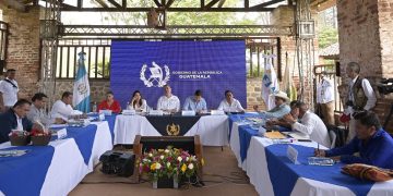 Presidente Bernardo Arévalo explicó a los alcaldes de Baja Verapaz que solicitará una ampliación presupuestaria en el Congreso de la República. Foto: Álvaro Interiano.