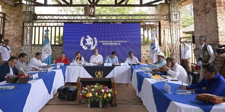 Presidente Bernardo Arévalo explicó a los alcaldes de Baja Verapaz que solicitará una ampliación presupuestaria en el Congreso de la República. Foto: Álvaro Interiano.