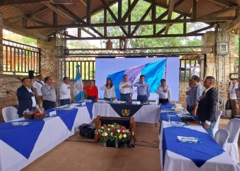 Presidente Arévalo se reúne con alcaldes de Baja Verapaz.