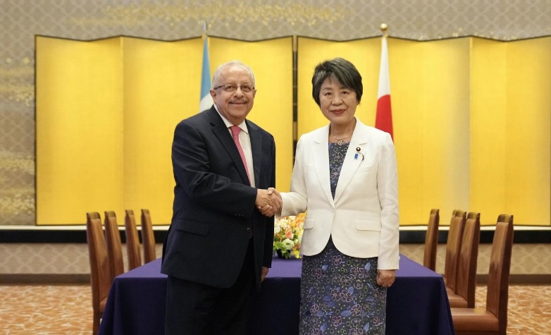 El canciller guatemalteco, Carlos Martínez, junto a la jefa de la diplomacia de Japón, Yoko Kamikawa.