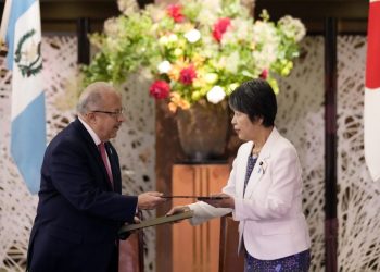 El canciller de Guatemala Carlos Martínez, firma memorándum junto a su homóloga de Japón, Yoko Kamikawa.