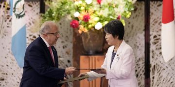 El canciller de Guatemala Carlos Martínez, firma memorándum junto a su homóloga de Japón, Yoko Kamikawa.