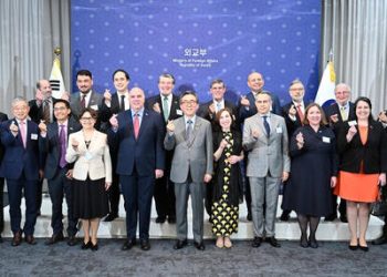 El canciller de Corea Cho Tae-yul, junto a sus homólogos de 17 países de América Latina, luego de un encuentro sobre cooperación.
