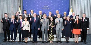 El canciller de Corea Cho Tae-yul, junto a sus homólogos de 17 países de América Latina, luego de un encuentro sobre cooperación.