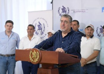 El presidente Bernardo Arévalo se dirige a la prensa luego de concluir la reunión con alcaldes de El Progreso sobre el desarrollo municipal.