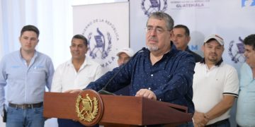 El presidente Bernardo Arévalo se dirige a la prensa luego de concluir la reunión con alcaldes de El Progreso sobre el desarrollo municipal.