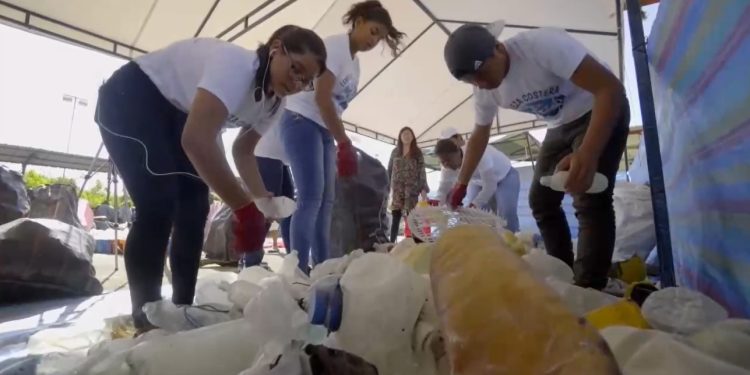 Coca Cola se propone reciclar el cien por ciento de sus envases en América Latina para el 2030.