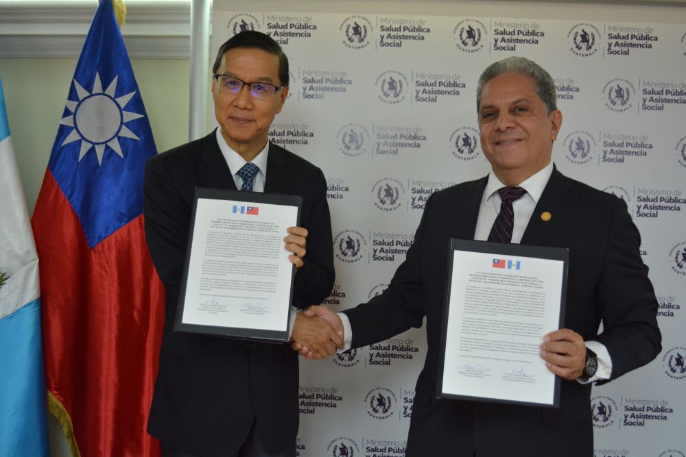 El embajador de la República de China (Taiwán) Miguel Li Jey Tsao, y el ministro de Salud, Oscar Cordón, durante la firma de Acta de Intensión de Cooperación Financiera no Reembolsable.