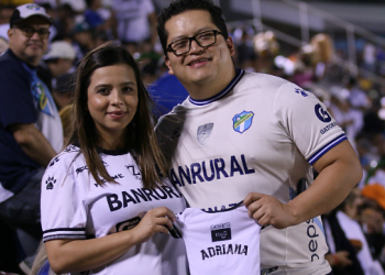 Aficionados de Comunicaciones tiñen de blanco la zona 6 para la semifinal del Clausura 2024