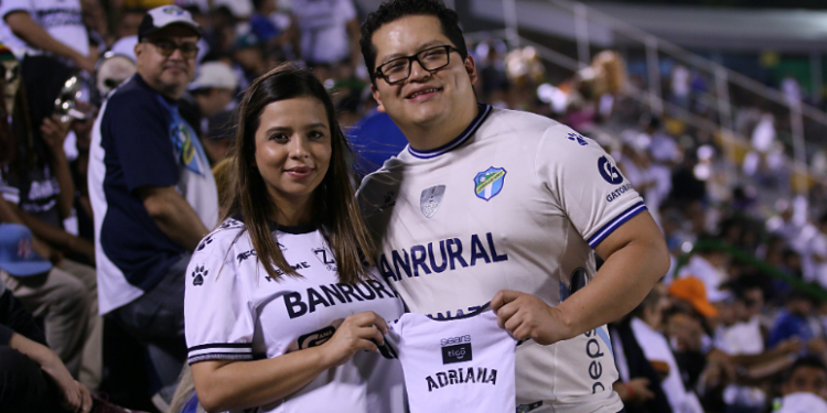 Aficionados de Comunicaciones tiñen de blanco la zona 6 para la semifinal del Clausura 2024