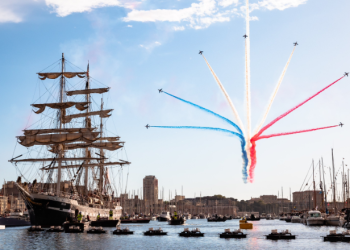 La llama olímpica de París 2024 llega a territorio francés en una fastuosa ceremonia