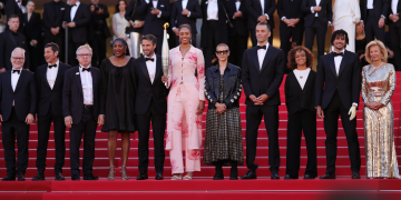 Alfombra roja olímpica en Cannes: la antorcha de París 2024 ilumina el Festival