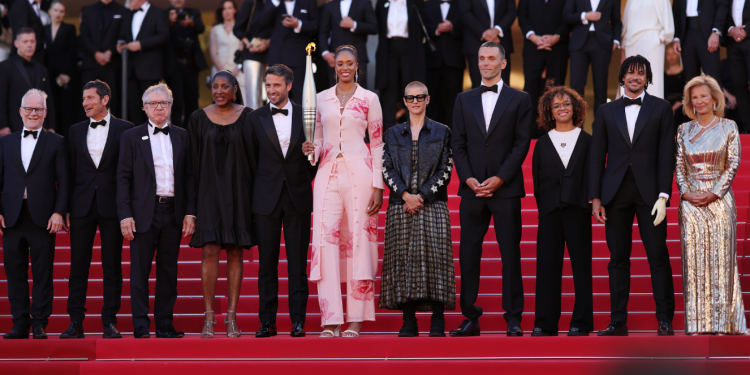 Alfombra roja olímpica en Cannes: la antorcha de París 2024 ilumina el Festival