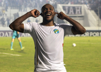 Comunicaciones confirma salida de Juan Anangonó