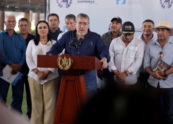 El presidente Bernardo Arévalo, en Jutiapa, explica sobre la modalidad de Gobiernos Departamentales para trabajar por el desarrollo municipal.