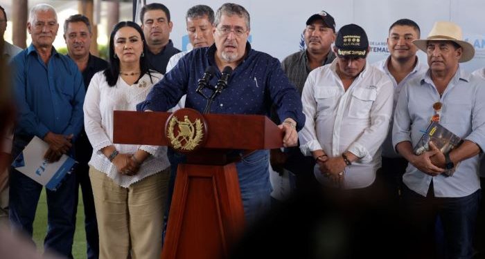 El presidente Bernardo Arévalo, en Jutiapa, explica sobre la modalidad de Gobiernos Departamentales para trabajar por el desarrollo municipal.