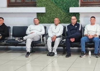 Los seis extraditables, mientras esperan en la Fuerza Aérea Guatemalteca para ser llevados a Estados Unidos.