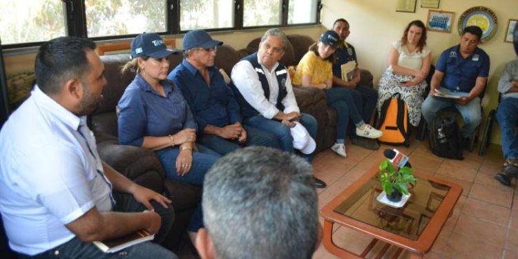 El ministro de Salud, Oscar Cordón, visitó recientemente un instituto de Izabal. / Foto: MSPAS.