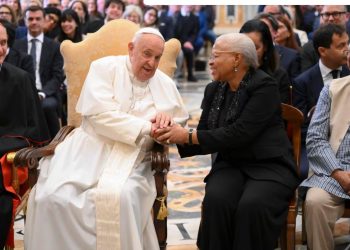 El Papa junto a los premios Nobel de la paz, en El Vaticano. / Foto: La Prensa de Panamá,
