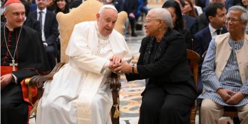 El Papa junto a los premios Nobel de la paz, en El Vaticano. / Foto: La Prensa de Panamá,