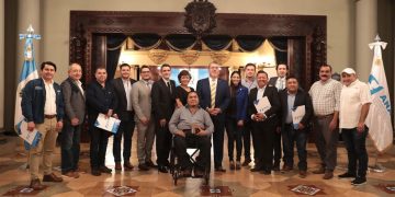 El presidente Arévalo se reunió con alcaldes del departamento de Guatemala. / Foto: Alejandro García.