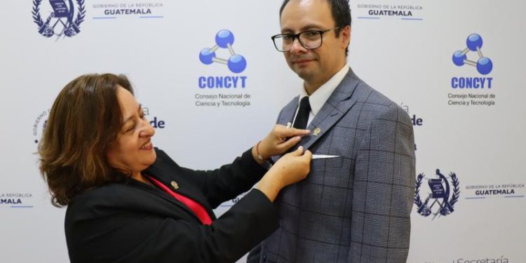 Senacyt juramenta a Enrique Pazos Avalos como nuevo subsecretario