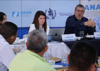 Presidente Arévalo durante reunión con alcaldes de Escuintla. / Foto: Daniel Hernández.