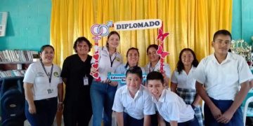 Estudiantes de Flores, Petén, reciben diplomado. / Foto: MSPAS.