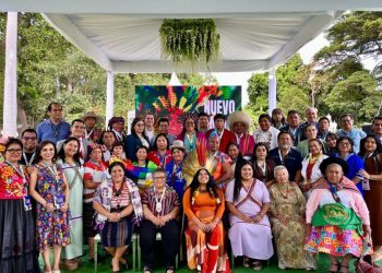 Delegaciones indígenas de Latinoamérica piden a los estados formular politicas para fomentar el uso de lenguas nativas.