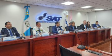 Firma de convenio interinstitucional entre la SAT y la municipalidad de El Tejar, Chimaltenango.