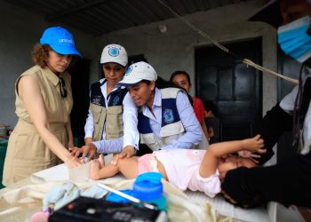 La cantautora Gaby Moreno acompaña a brigada de Unicef durante visita a hogares en Escuintla.