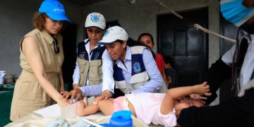 La cantautora Gaby Moreno acompaña a brigada de Unicef durante visita a hogares en Escuintla.