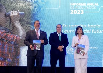 El presidente Bernardo Arévalo y la vicepresidenta Karin Herrera, reciben el informe de ONU Guatemala 2023 de manos del representante de esa organización, Miguel Barreto. /Foto: Gilber García