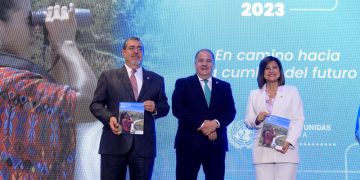 El presidente Bernardo Arévalo y la vicepresidenta Karin Herrera, reciben el informe de ONU Guatemala 2023 de manos del representante de esa organización, Miguel Barreto. /Foto: Gilber García