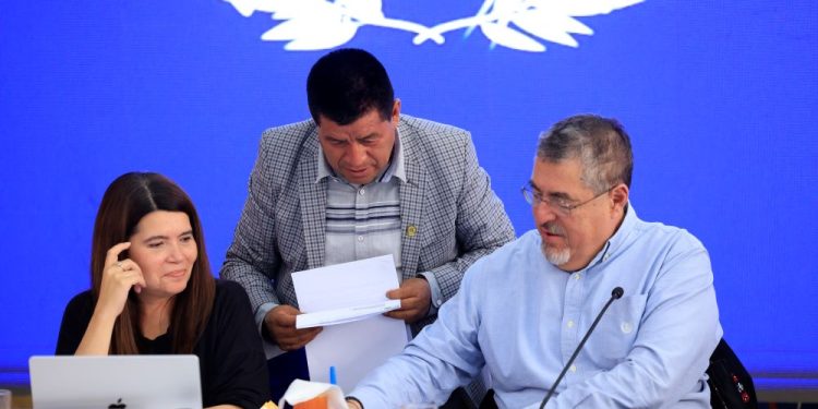 El presidente Bernardo Arévalo, durante reunión con alcaldes de Totonicapán.