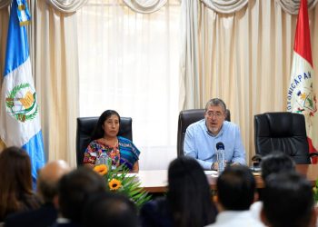 El presidente Bernardo Arévalo y la gobernadora de Totonicapán, Delfina García, durante la visita del mandatario a la Gobernación departamental.