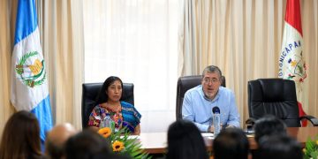 El presidente Bernardo Arévalo y la gobernadora de Totonicapán, Delfina García, durante la visita del mandatario a la Gobernación departamental.